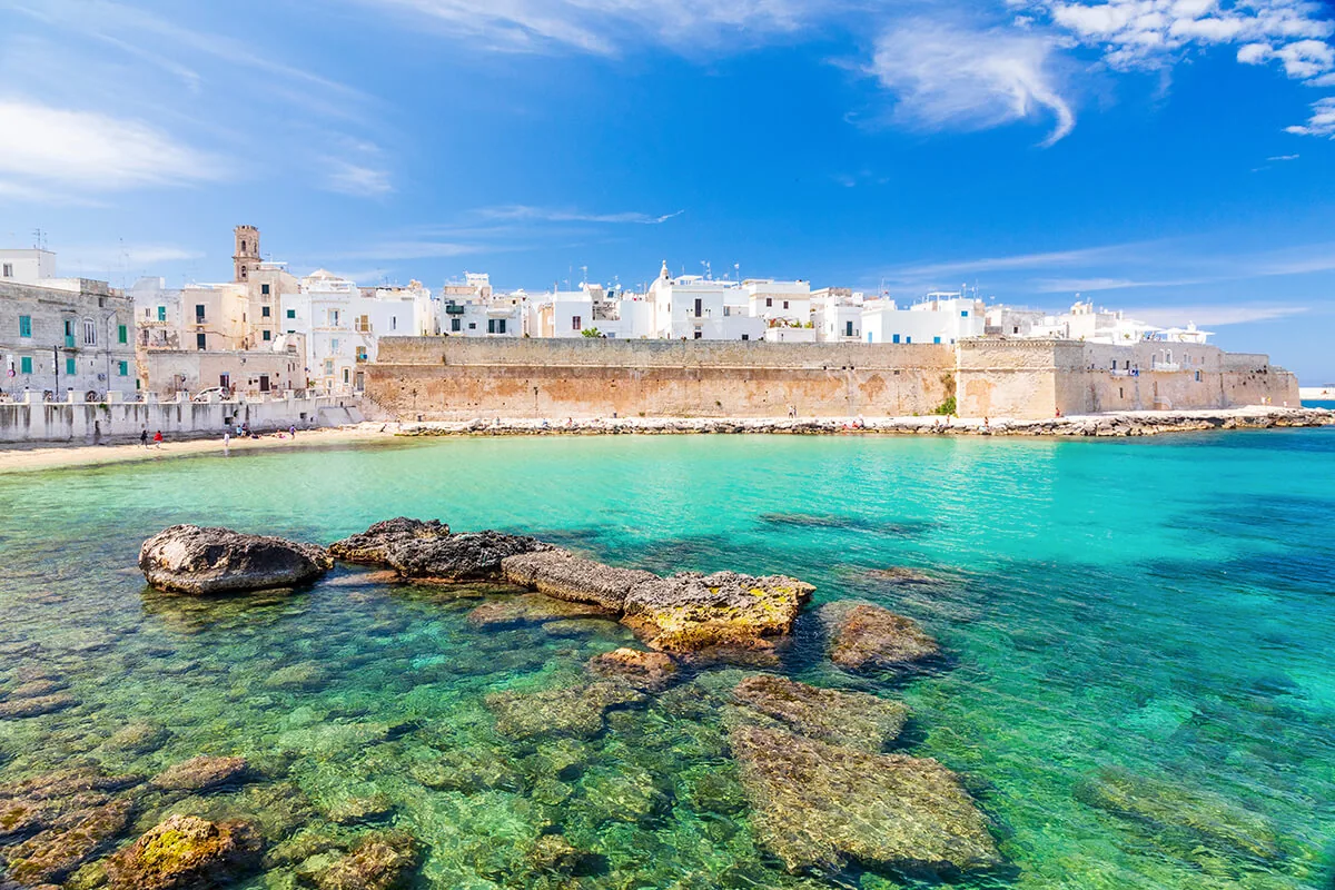 Monopoli, il porto antico e il centro storico affacciato sull'Adriatico