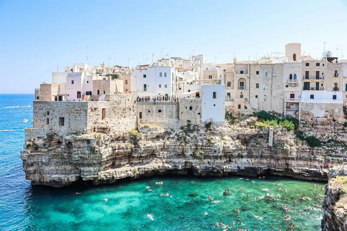 Lama Monachile a Polignano a Mare, la cala simbolo della costa adriatica pugliese